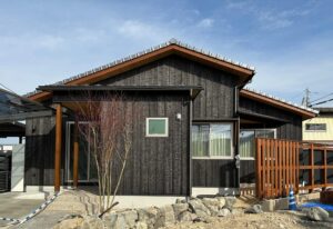 天竜焼杉を使ったコンパクトな平屋