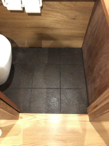 トイレの床材はコルク